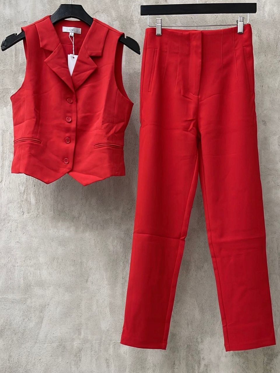 Conjunto chaleco y pantalón tubo